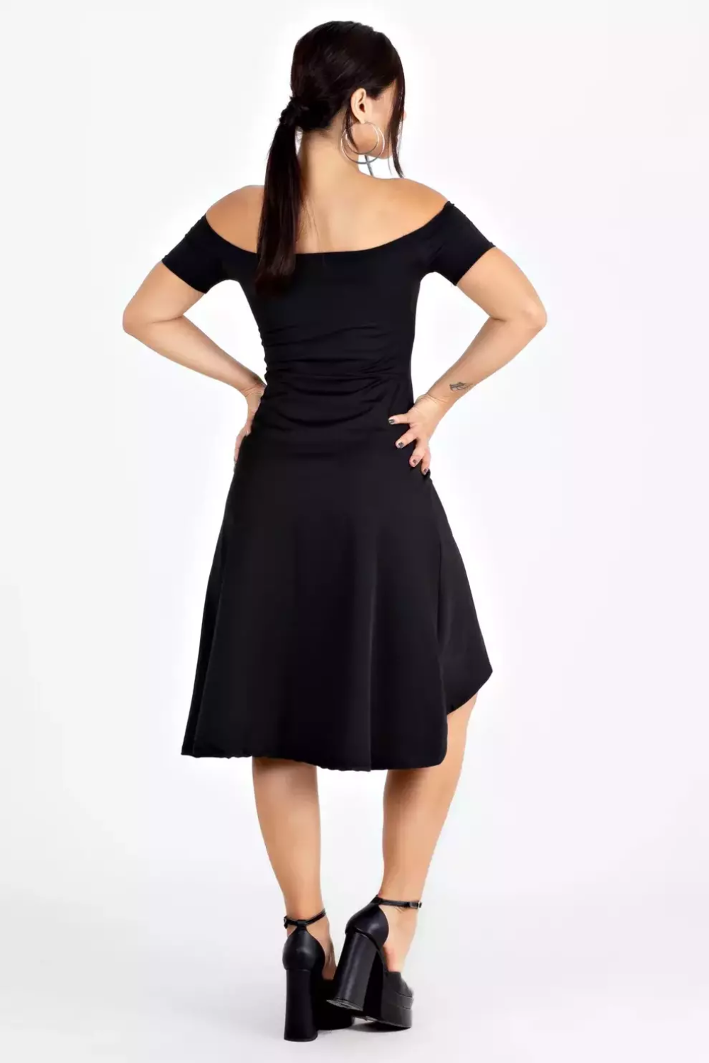 Vestido Feminino Midi Ombro a Ombro Godê Preto - Image 2