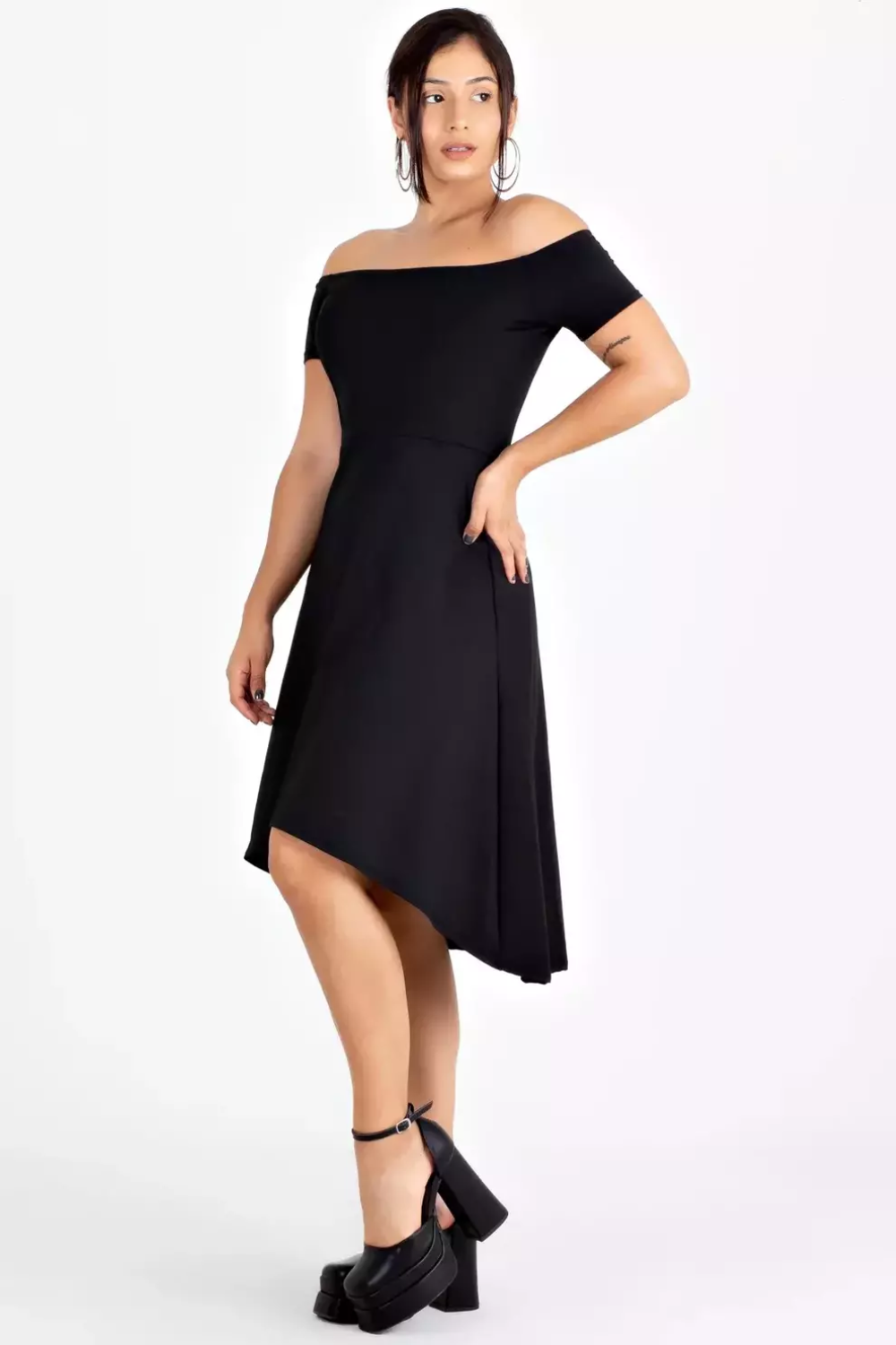 Vestido Feminino Midi Ombro a Ombro Godê Preto - Image 3