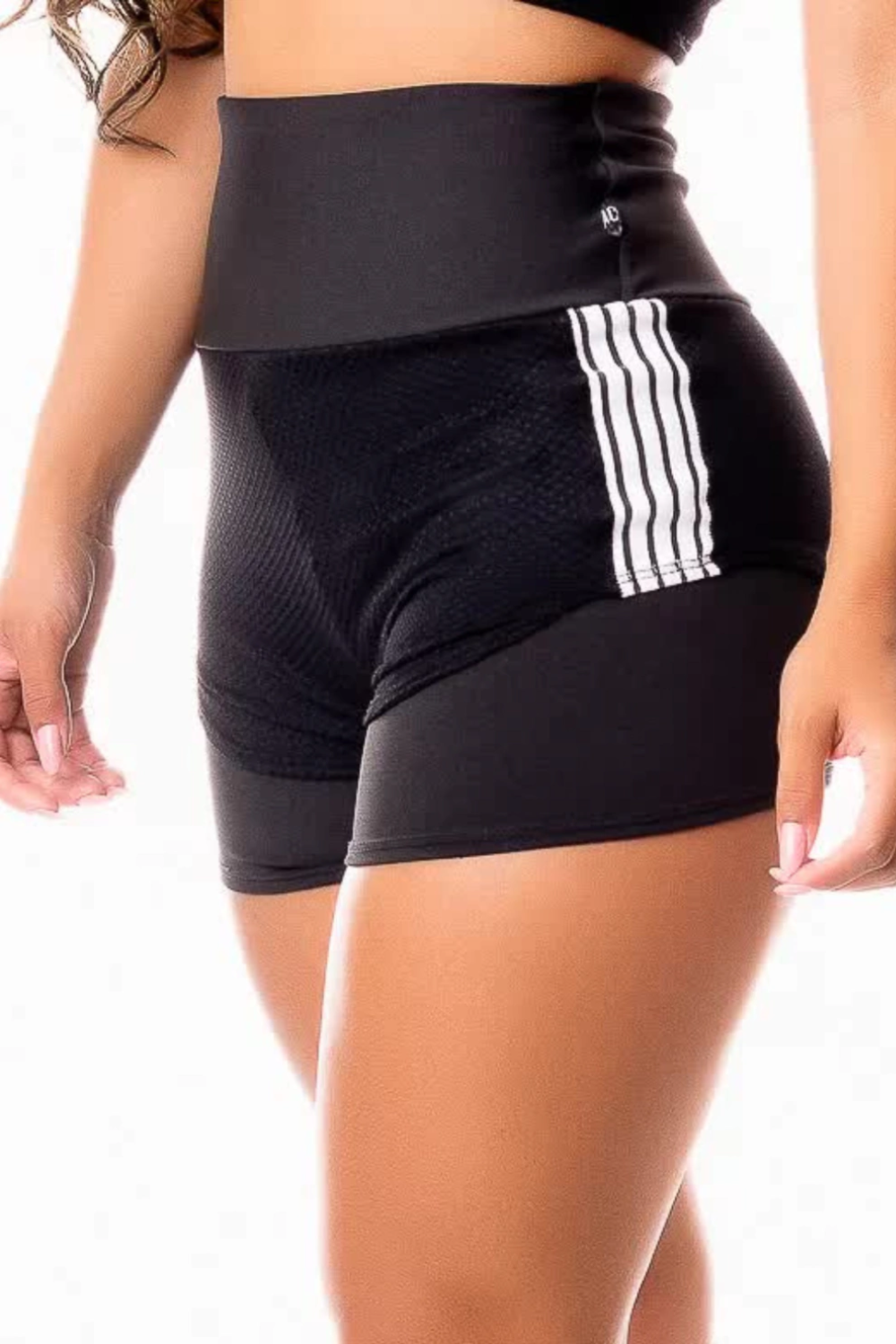 Short Fitness Academia Preto com Tela Dry Fit e Elástico Branco Cintura Alta
